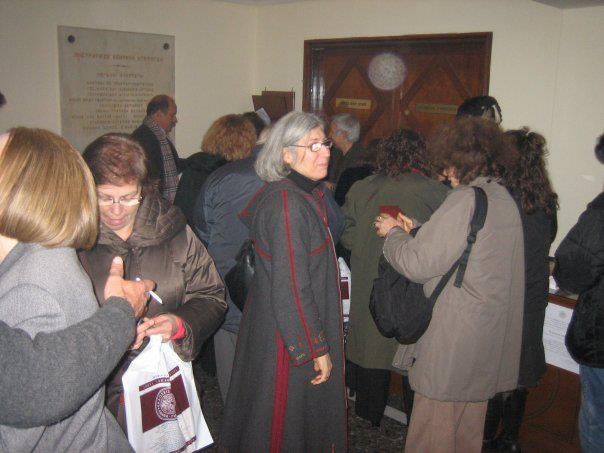 Παρουσίαση του βιβλίου του Νίκου Οικονομίδη «Η Ελληνική ενδυμασία το ιστορικό οδοιπορικό της και ο κοινωνικός της ρόλος» των Εκδόσεων Δωδώνη στο Πνευματικό Κέντρο Ηπειρωτών Δεκέμβριος 2008, φωτογραφία 1 από 14