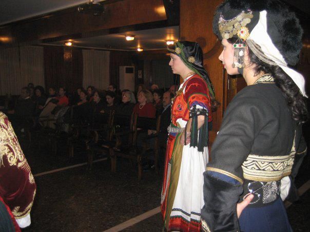 Παρουσίαση του βιβλίου του Νίκου Οικονομίδη «Η Ελληνική ενδυμασία το ιστορικό οδοιπορικό της και ο κοινωνικός της ρόλος» των Εκδόσεων Δωδώνη στο Πνευματικό Κέντρο Ηπειρωτών Δεκέμβριος 2008, φωτογραφία 11 από 14