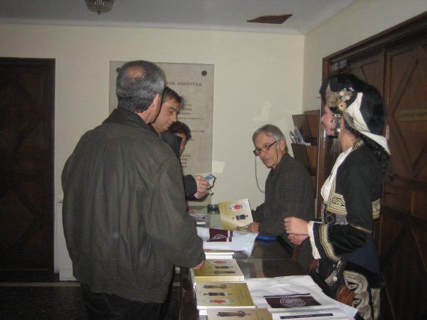 Παρουσίαση του βιβλίου του Νίκου Οικονομίδη «Η Ελληνική ενδυμασία το ιστορικό οδοιπορικό της και ο κοινωνικός της ρόλος» των Εκδόσεων Δωδώνη στο Πνευματικό Κέντρο Ηπειρωτών Δεκέμβριος 2008, φωτογραφία 4 από 14