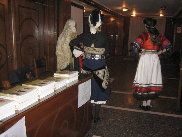 Παρουσίαση του βιβλίου του Νίκου Οικονομίδη «Η Ελληνική ενδυμασία το ιστορικό οδοιπορικό της και ο κοινωνικός της ρόλος» των Εκδόσεων Δωδώνη στο Πνευματικό Κέντρο Ηπειρωτών Δεκέμβριος 2008, φωτογραφία 5 από 14